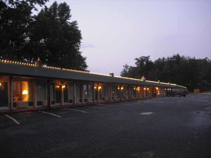 Exterior & Views, Green River Lodge, Polk