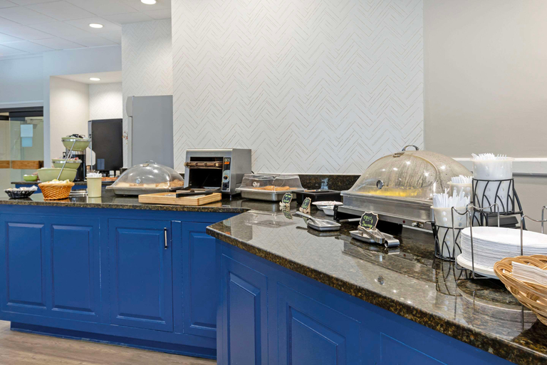 Food & Drinks 5, The Lux Hotel & Conference Center -Ascend Hotel, Seneca