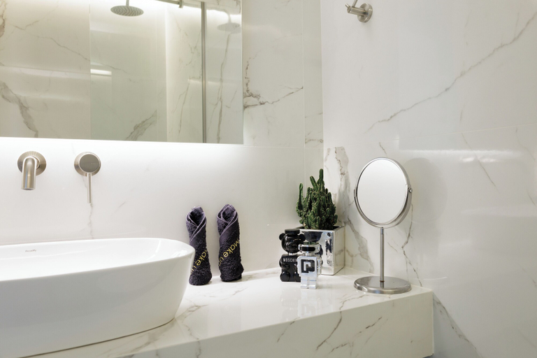 Bathroom, Sunshine Apartment, Attica