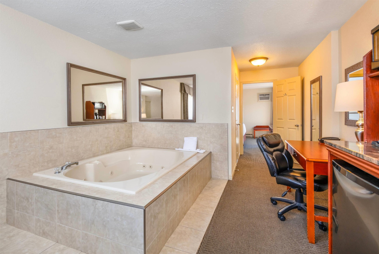 Bathroom 4, Travelodge by Wyndham Gananoque, Leeds and Grenville