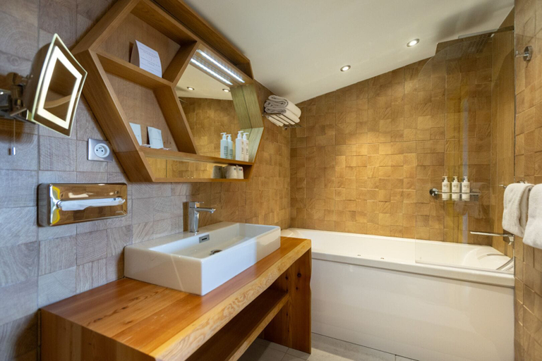 Bathroom 4, Royal Ours Blanc Boutique Hôtel & Spa, Isère