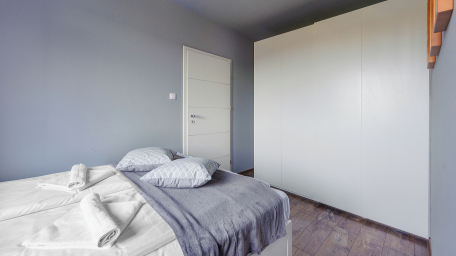 Bedroom 3, Sun & Snow Lisi Jar, Puck