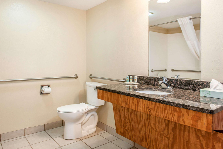 Bathroom 5, Quality Inn Findlay, Hancock