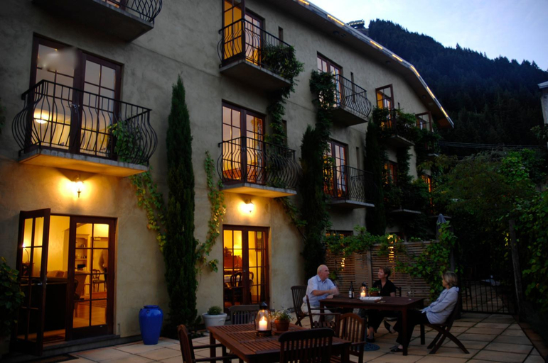 Exterior & Views