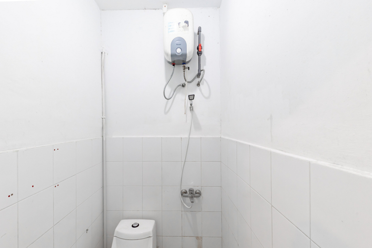Bathroom 5, RedDoorz Plus near Kepri Mall, Batam