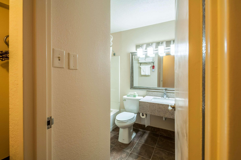Bathroom 5, Econo Lodge Hagerstown, Washington
