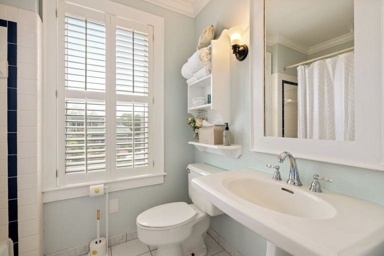 Bathroom 3, Tranquil House Inn, Dare