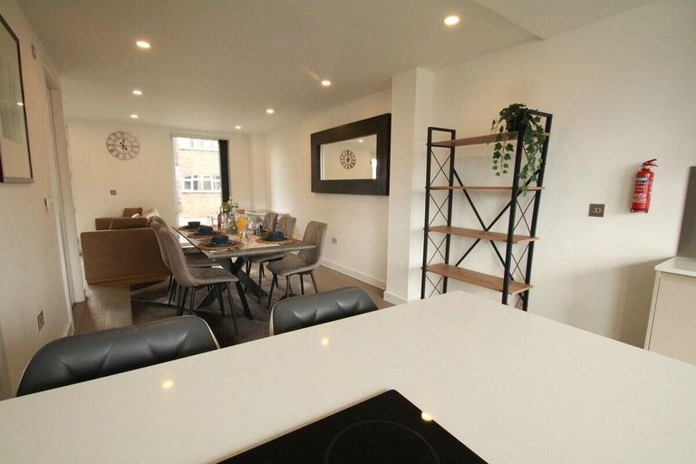 Others 5, FT6 Aldgate Apartments, London
