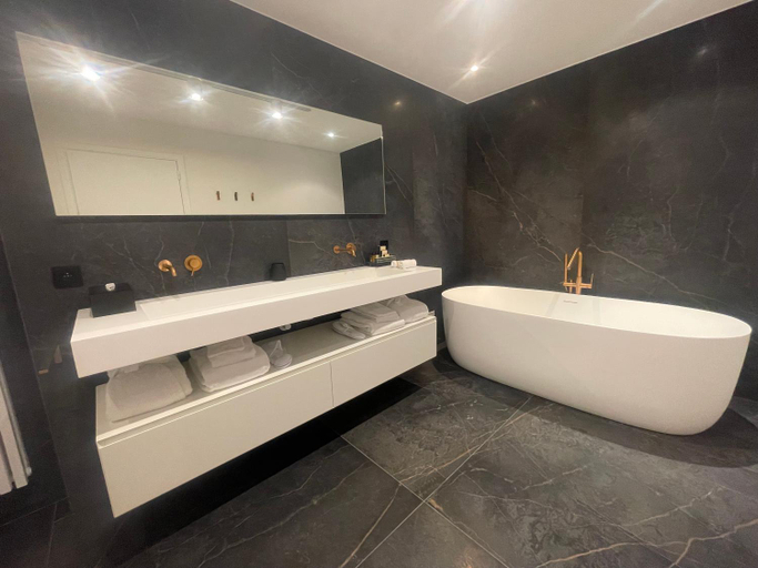 Bathroom 4, Hotel Lafarques, Liège