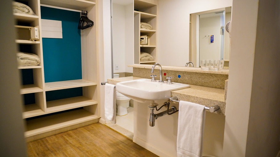 Bathroom 5, Hot Beach Resort, OlĂmpia