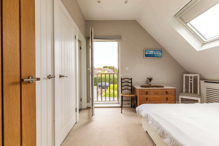 Room 2, Light-filled Family-friendly Beach House, West Sussex