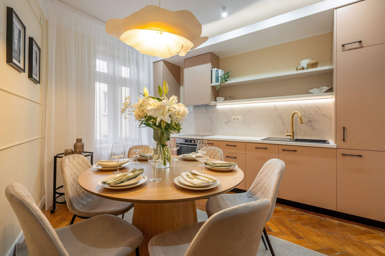 Others 3, Romanian Athenaeum Flat - Refined 3BR Steps from Calea Victoriei, Municipiul Bucuresti