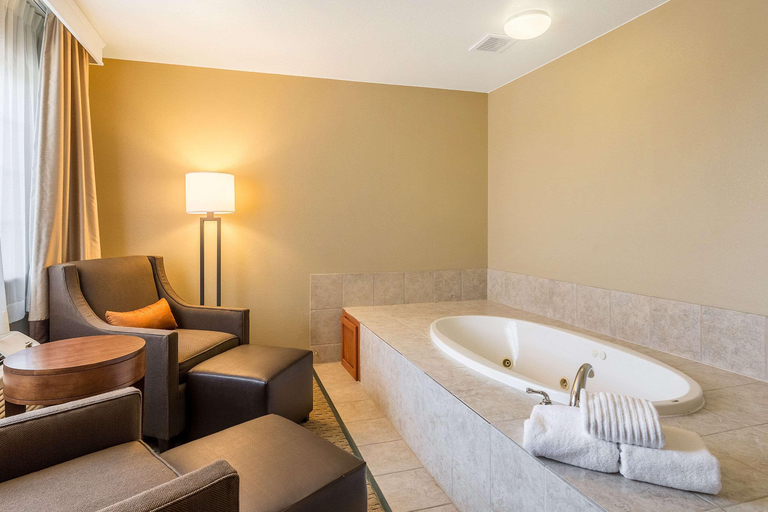 Bedroom 3, Comfort Suites Burlington, Des Moines