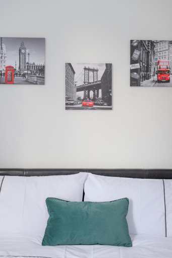 Others 4, Ealing Gem 3 Bath, 2 En-Suite Flat w/ Parking, London
