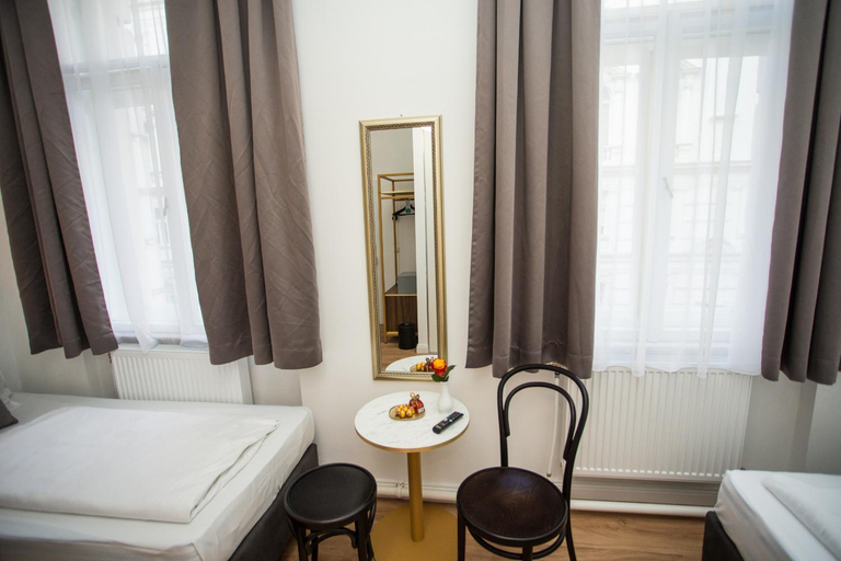 Bedroom 2, Pension Central I Self Check In I AC in all rooms, Wien