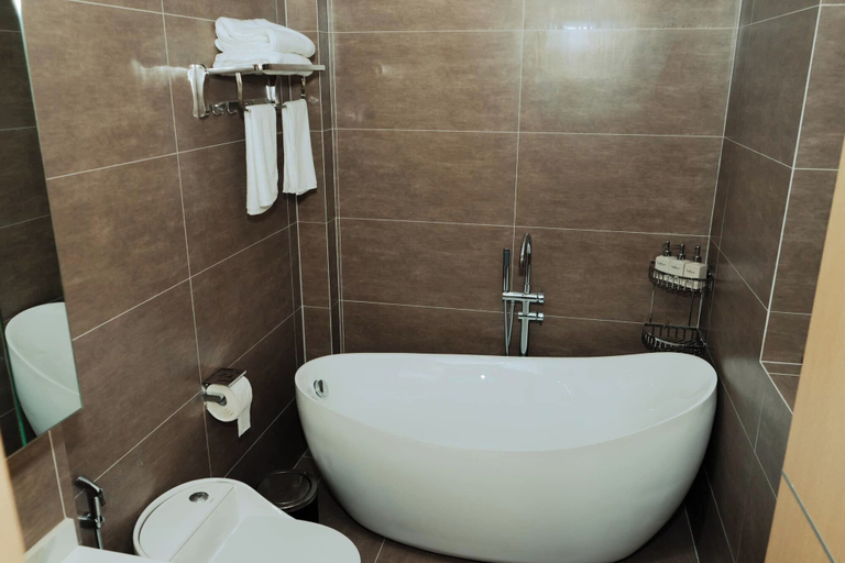 Bathroom 3, La Garden Hotel Van Don by Bayluxury, Vân Đồn