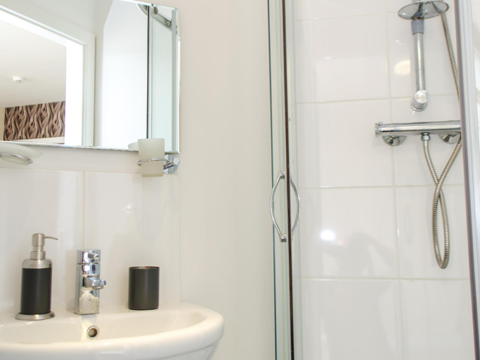 Bathroom 3, Trivelles Hotel - Manchester - Eccles New Rd, Salford