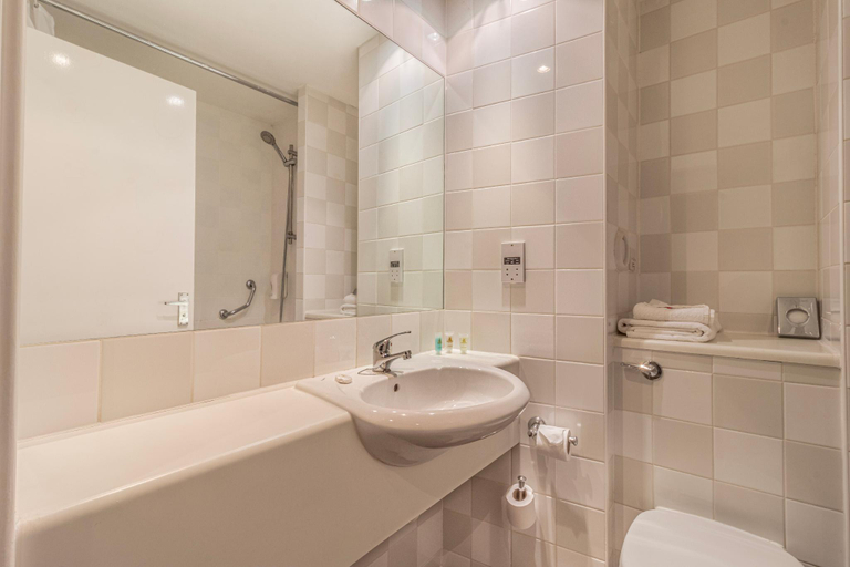 Bathroom 5, Britannia Hotel Coventry, Coventry