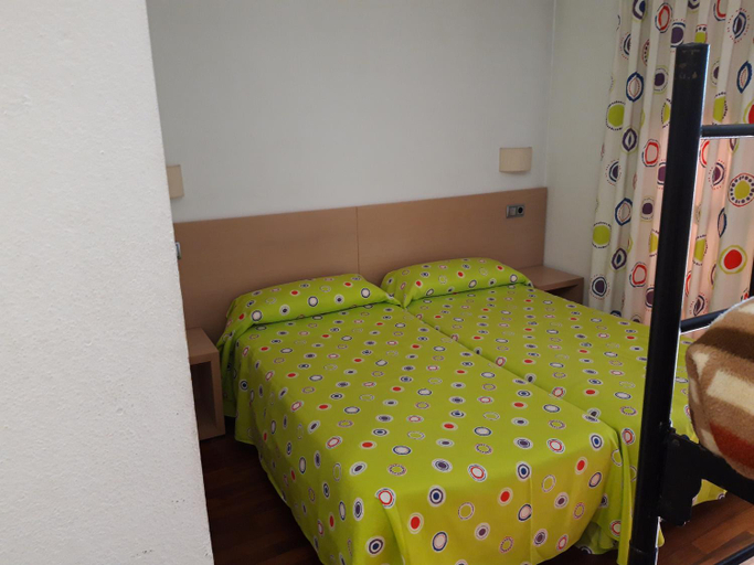 Bedroom 2, Hotel Puigcerda, Girona