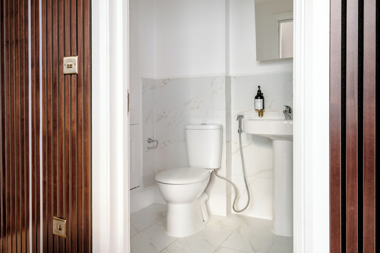 Bathroom 2, Elegant Mayfair Studio Apartment, London