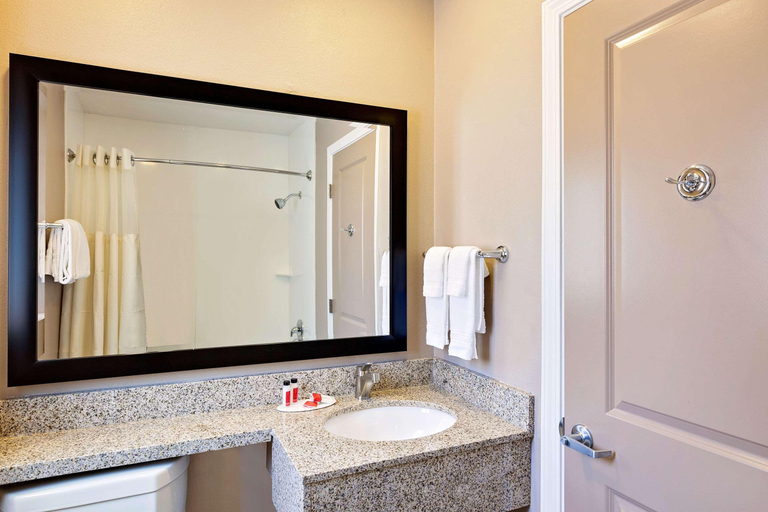 Bathroom 4, Travelodge by Wyndham Eureka, Humboldt
