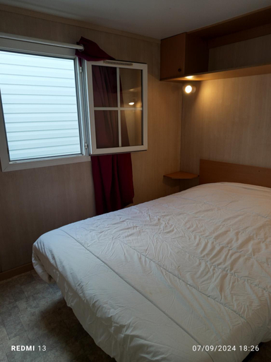 Bedroom, vacances familiales dans camping avec piscine, Var
