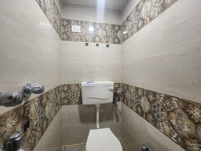 Bathroom 4, Hotel Swagat Palace, Delhi