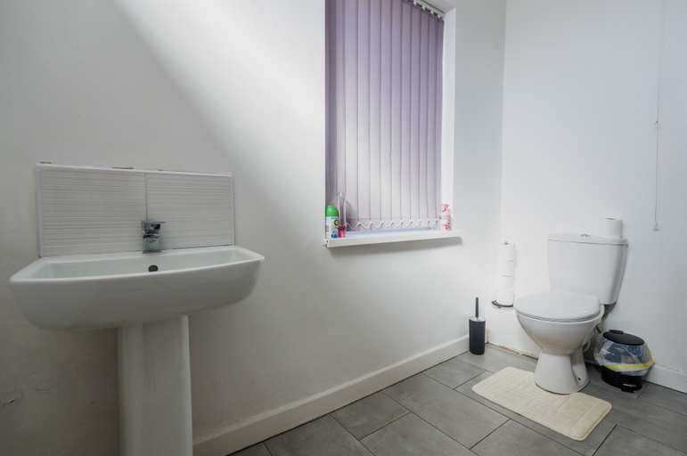 Bathroom, WoodHus Lodge Lovely Specious Room 5, Stoke-on-Trent
