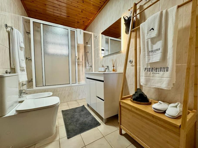 Bathroom, Pico Island Villas 22 - Ocean Front & UNESCO Heritage Century-Old Grapevines, Madalena