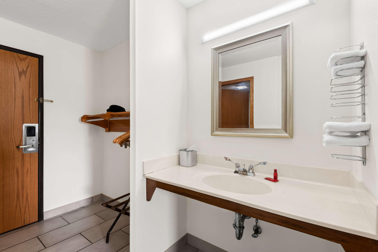 Bathroom 4, Surestay By Best Western Manchester, Delaware
