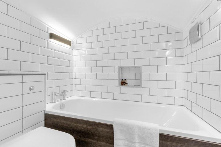 Bathroom 3, Hyde Park's Historic Greenery, London