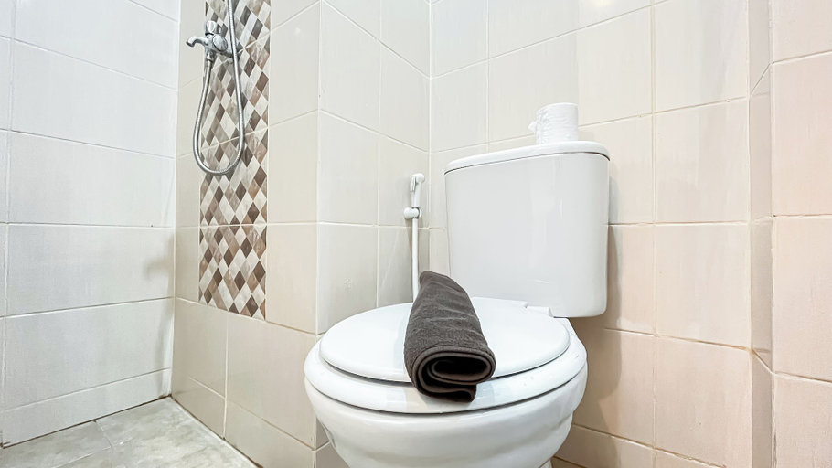 Bathroom 3, Cozy Studio at Dave Apartment, Depok