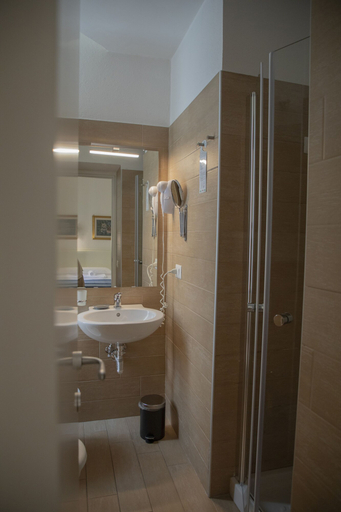 Bathroom 4, H22 Hotel, Napoli