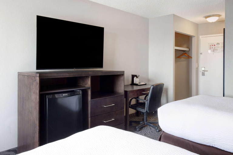 Bedroom 3, Days Inn by Wyndham Calgary South, Division No. 6