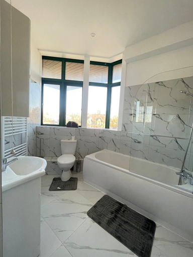 Bathroom 2, Flitwick Apartments by DHAparthotels, Central Bedfordshire