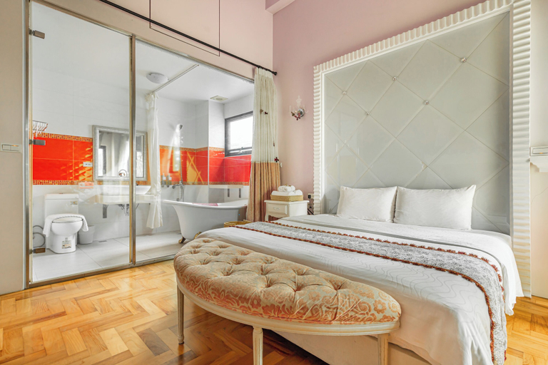Bedroom 4, Pass Happiness On, Yilan