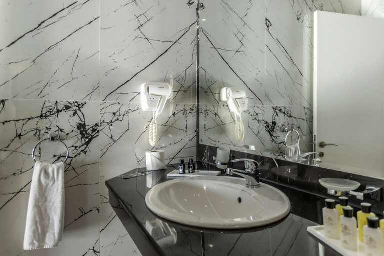 Bathroom 5, Prestige Deluxe Hotel & Aquapark Club - All Inclusive, Varna