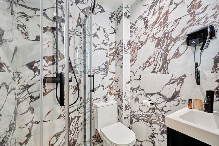 Bathroom 4, Le Richelieu, Seine-Maritime