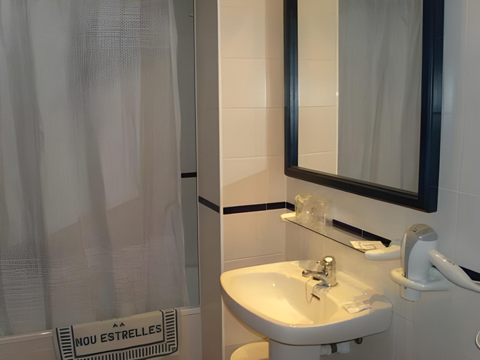 Bathroom 2, Hotel Nou Estrelles, Girona