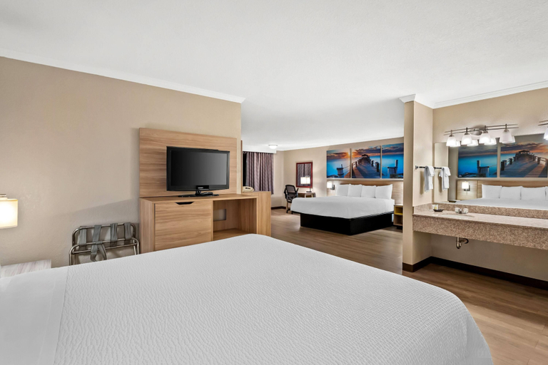Bedroom 4, Days Inn by Wyndham Whitmore Lake/Ann Arbor/Brighton, Livingston
