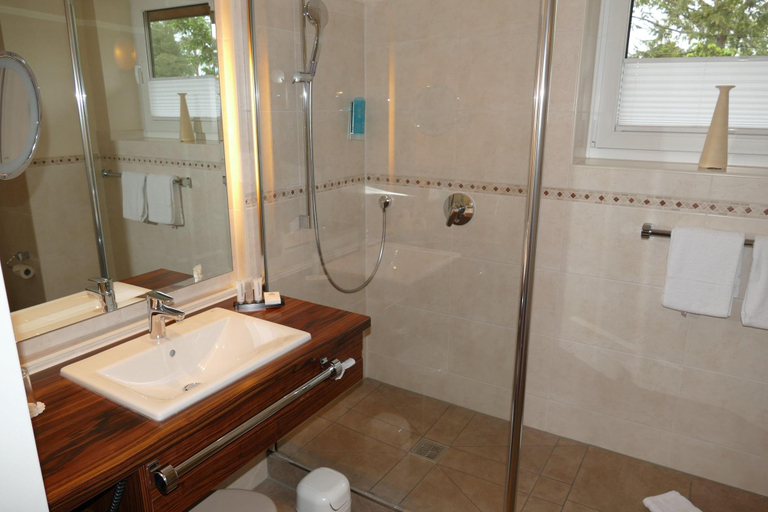Bathroom 4, Hotel Heide Kropke, Heidekreis