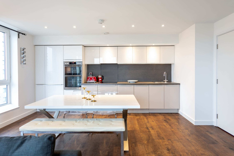 Others 5, Stunning Brentford Penthouse, London