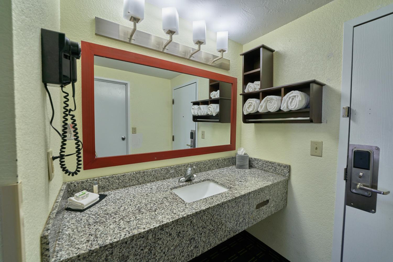 Bathroom 5, The Mariner Resort Cape Cod by The Red Collection, Barnstable