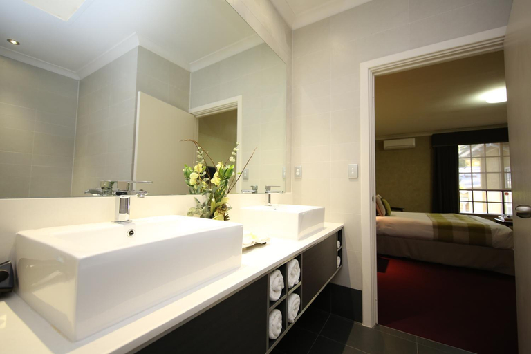 Bathroom 4, Mahogany Inn and Distillery, Mundaring