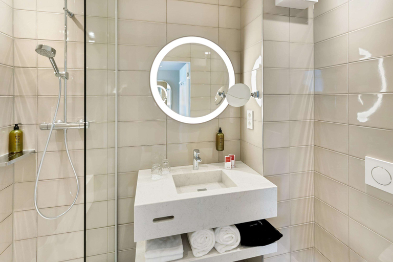 Bathroom 5, DoubleTree by Hilton Vienna Bosei, Wien