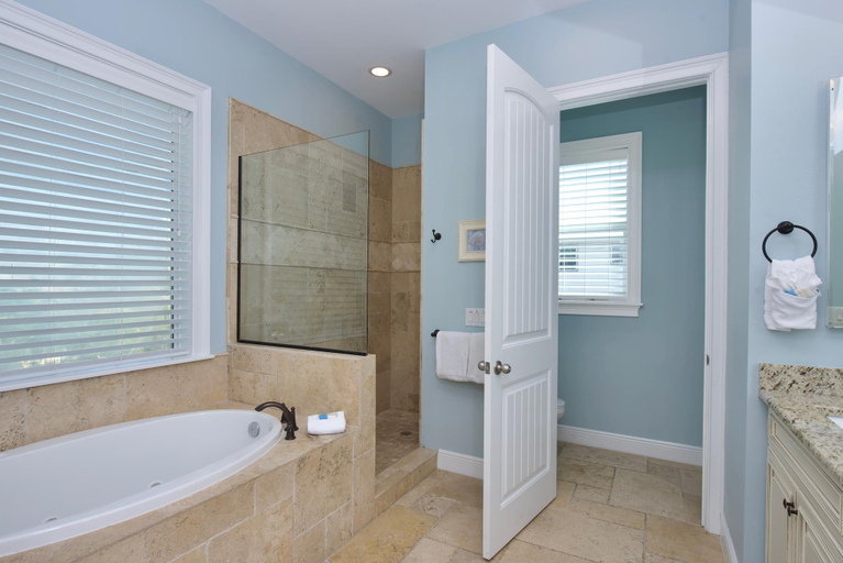 Bathroom 4, Blue Horizon, Lee