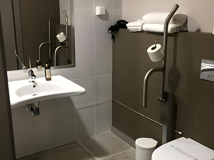 Bathroom 4, Hotel Euro Moniz, Porto Moniz