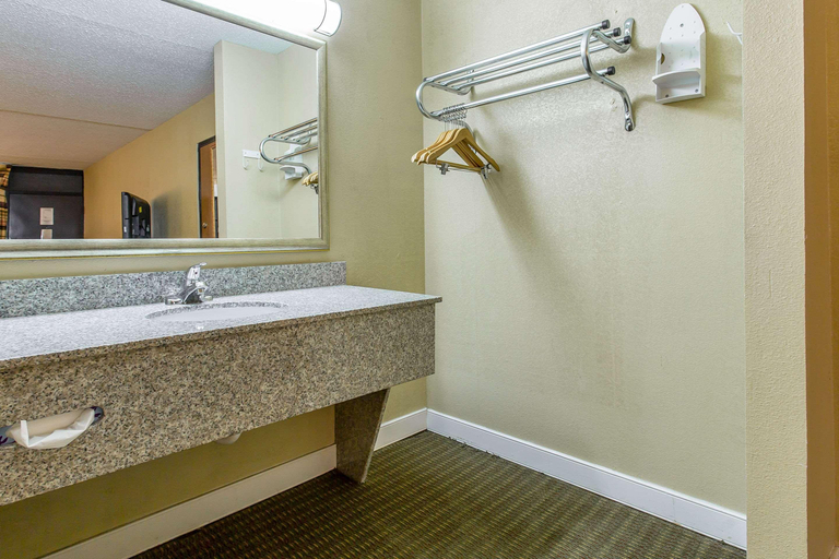 Bathroom 3, Rodeway Inn Lawton Area, Comanche