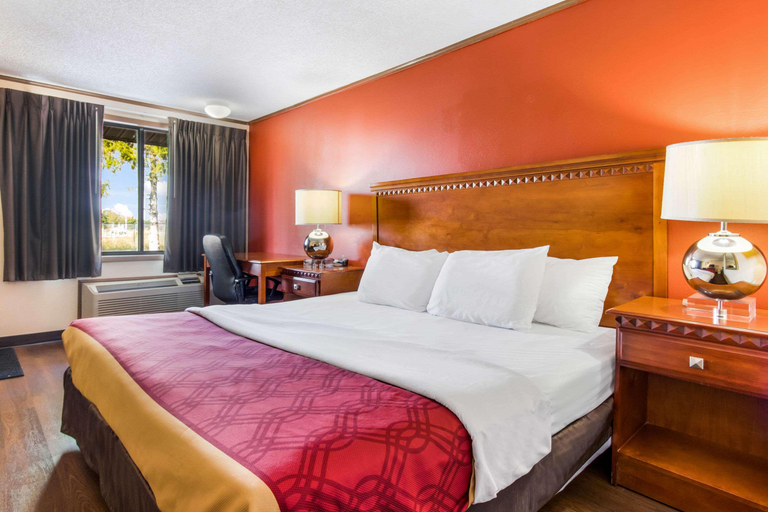 Bedroom 3, Econo Lodge Norwalk, Huron