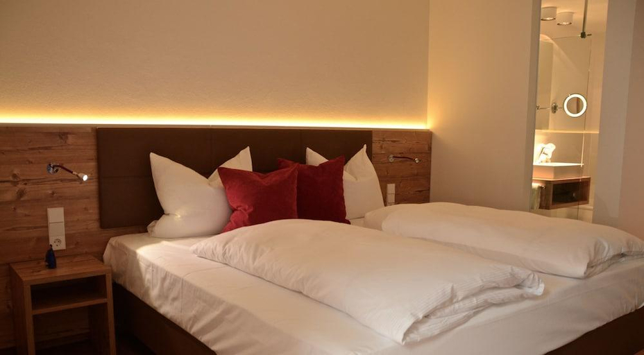Bedroom 3, Hotel-Restaurant & Metzgerei Roßle, Reutlingen